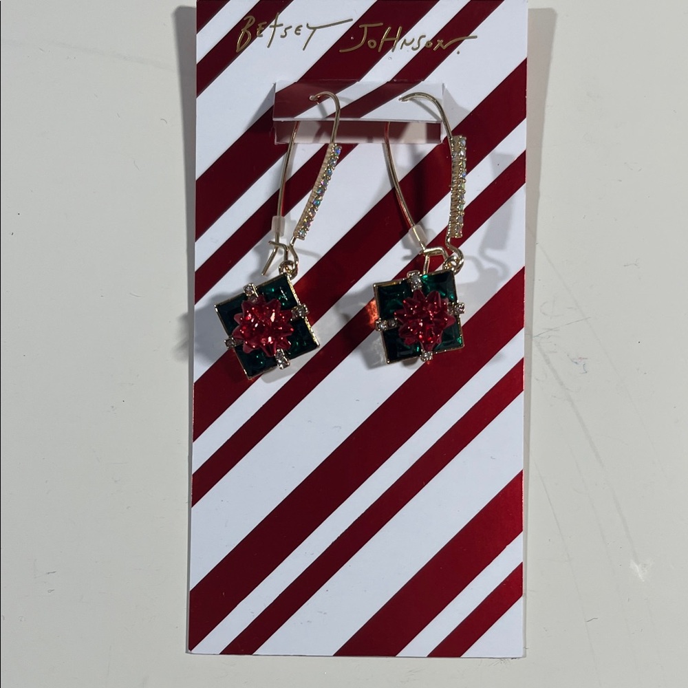 Betsey Johnson Christmas 🎄 gift 🎁 earrings that dangle!!